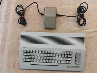 Commodore C64 Più Trasformatore Di Corrente Retro computer Vintage - Immagine 1 di 4