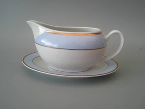 ROYAL DOULTON * BRUCE OLDFIELD  BLUE & WHITE  GRAVY BOAT & STAND - Picture 1 of 4