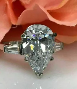 Anillo de compromiso de tres piedras con diamantes simulados talla pera de 4 quilates enchapado en oro blanco de 14 quilates - Imagen 1 de 5