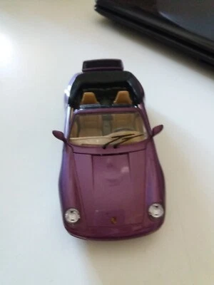 Modellino BURAGO PORSCHE CARRERA 9111 cabriolet (1993) viola 1/24 - Immagine 1 di 4