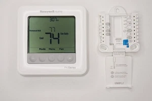 Honeywell T6 Pro TH6210U2001 Home Pro Series Programmable Thermostat - Picture 1 of 4