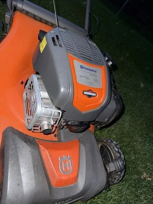 Cortacésped autopropulsado Husqvarna con tracción en las cuatro ruedas — Orange Briggs & Stratton Foto 1 de 3