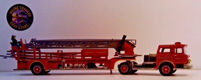 Corgi SB 1/50 CF Mack Milwaukee FD Ladder 2 TDA 1:50 Diecast Fire Truck Model - Image 1 of 4