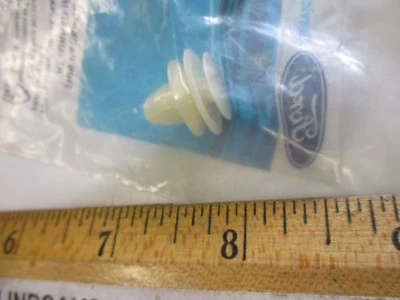 FORD UNOPENED 1993/1999 ESCORT & TRACER "FASTENER" EXTERIOR MOULDING RETAINER - Image 1 of 2