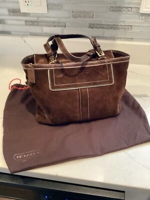 Bolso de mano de gamuza marrón COACH Foto 1 de 4