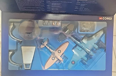 Corgi Aviation 1:72 DH Mosquito + Spitfire Photo reconnaissance Unit AA99110 - Image 1 of 4