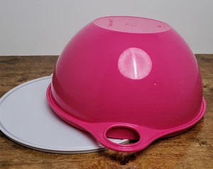 Tupperware Thatsa Bowl 19 Cup Bright Pink Color w/ White Liquid Tight Seal New - Picture 1 of 3