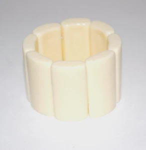 BRACCIALE VINTAGE LARGO BACHELITE ELASTICIZZATO COLORE BIANCO SPORCO AVORIO OLTRE 1 3/4 IN. LARGO - Foto 1 di 4