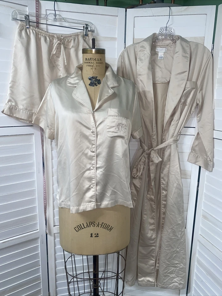 Juego de 3 piezas CABERNET crema satinado: camisa y pantalones cortos pijama / bata larga talla pequeña Foto 1 de 4