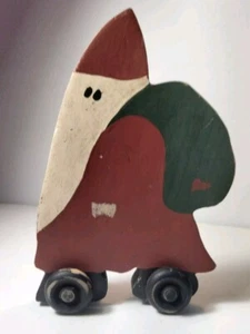 Arte popular vintage hecho a mano pintado a mano Papá Noel sobre ruedas - Imagen 1 de 8