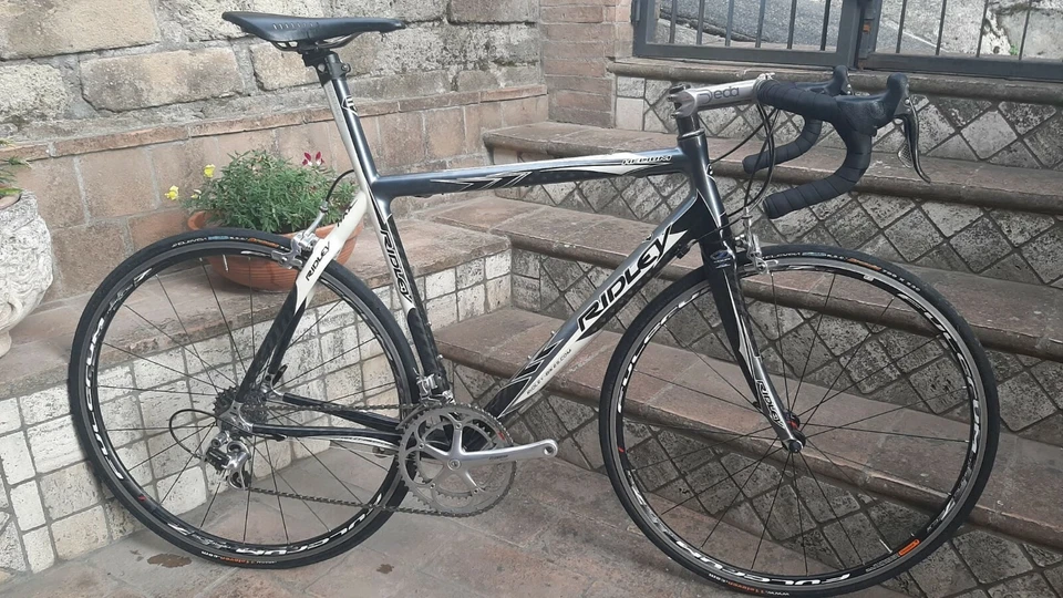 Ridley Helium Max Campagnolo Record Deda Fulcrum Colnago Bianchi Cinelli Foto 1 de 4