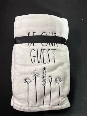 Novo com etiquetas Rae Dunn by Magenta White Be Our Guest conjunto de toalhas florais de 2 - 16" x 30" - Imagem 1 de 4