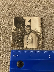 Foto de hombre joven bien vestido de los años 50 posa para instantánea - Imagen 1 de 3