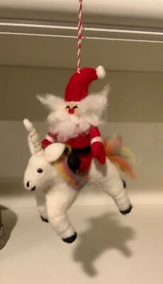 Fieltro Papá Noel montando un unicornio adorno de Navidad hecho a mano Foto 1 de 4