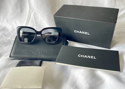 Auténticas gafas de sol para mujer CHANEL CH5422B, negras/blancas con pedrería Foto 1 de 4