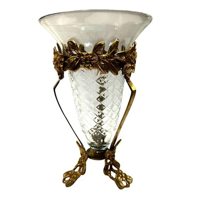 Cono acampanado de vidrio transparente con soporte de latón floral ornamentado intrincado Foto 1 de 4