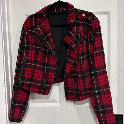 Chaqueta de moto Torrid rojo y negro a cuadros tartán recortada Foto 1 de 3