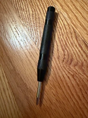 Perforadora de acero con resorte (negro) Foto 1 de 3