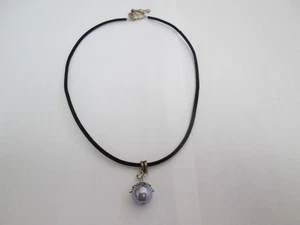 NUOVA COLLANA CHIUSURA BARRA T CORDONCINO NERO E CIONDOLO PERLINE COLORE VIOLA - Foto 1 di 3