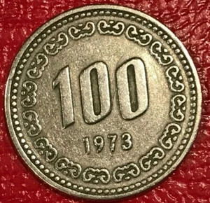 BETTER GRADE 1973 SOUTH KOREA 100 WON COIN-JAN245 - Picture 1 of 2