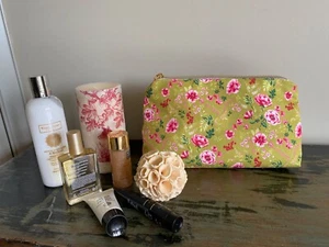 Make Up Bag/Zipped Pouch/Cosmetic Bag Pretty Floral Fabric with Freebies - Picture 1 of 3