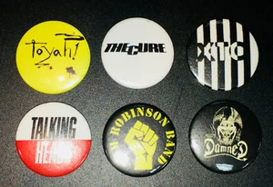 Juego de 6 insignias de prendedor retro de calidad punk - Toyah, Cure, XTC, Damned, Tom R, etc. - Imagen 1 de 2
