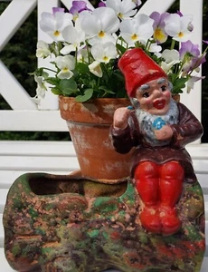 Alter Gartenzwerg sitzt auf Baumstamm, Griebel, Gefäß für Wasser oder Pflanzen - Bild 1 von 6