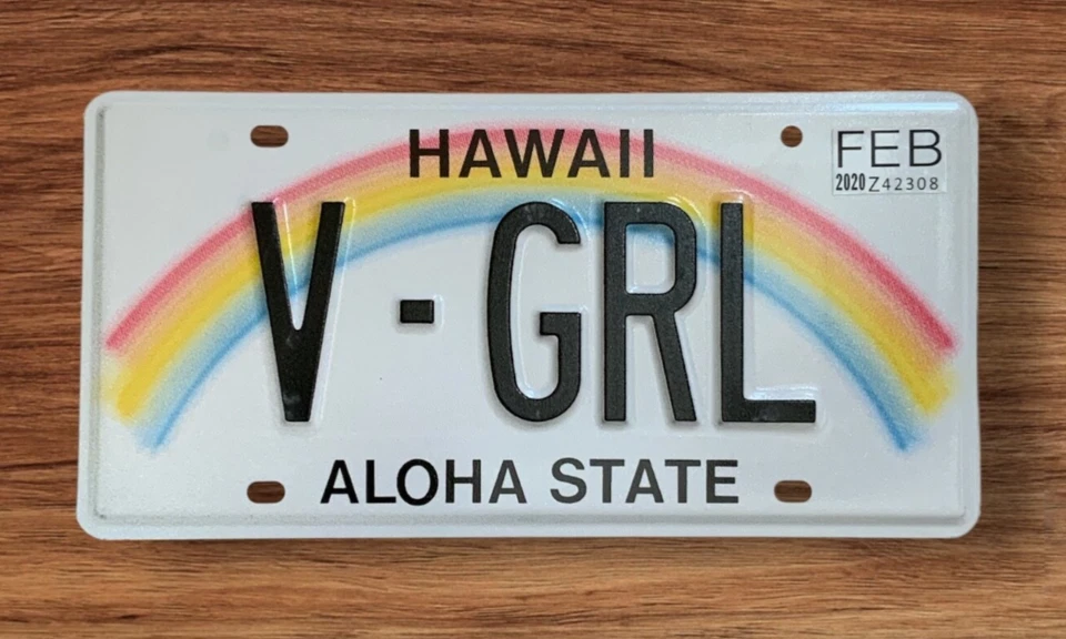 VANIDAD ARCO IRIS GRÁFICO HAWAIANO MATRÍCULA AUTOMÁTICA "V GRL" V NIÑA VIRGEN VEGANA Foto 1 de 1