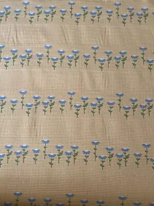Tela de jengibre amarillo con flores bordadas azules y verdes por yarda - Imagen 1 de 7