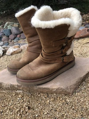 Botas UGG para mujer Australia Becket de cuero marrón con triple hebilla 1005380 talla 9 Foto 1 de 4
