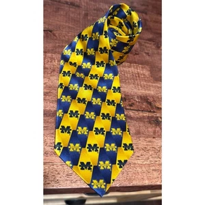 Mens Michigan Wolverines Football Silk Neck Tie 58.5 x 4in - Picture 1 of 4