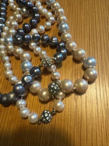 NEUw Set 3 Ketten echte Perlen Creme Grau Blau Geknotet Kette Hingucker Top Blus - Bild 1 von 3