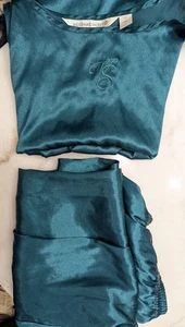 Vintage Victoria’s Secret Satin Pyjama Set grün Monogramm VS Oberteil & Hose L neu ohne Etikett Weihnachten - Bild 1 von 6