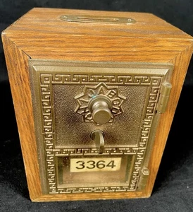 ••Vintage maßgefertigte Holzkiste Bank - authentische US Post Office Messing Tür mit Schloss - Bild 1 von 9