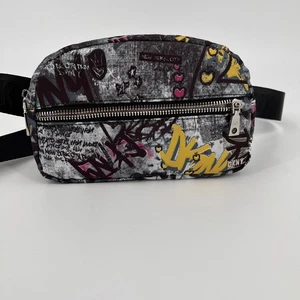 Bolso Cinturón DKNY Bodhi Negro Plata Nylon Multi Manos Libres Cintura Arte Callejero Impresión - Imagen 1 de 7