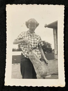 Foto de colección 1954 Judith at Elbow Lake alimentando a Easter Bunny una galleta - Imagen 1 de 4