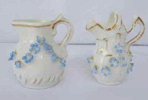 Vintage Miniatur Kanne Porzellan vergoldet blau verkrustet Blume Floral 2" hoch x 2 - Bild 1 von 18