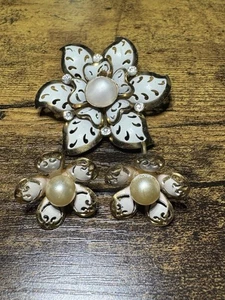 Vintage Coro ivory and gold flower brooch & Screw Back earrings - Picture 1 of 8