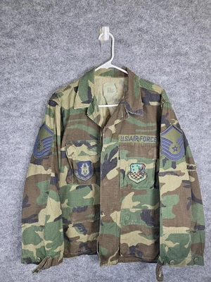 Jaqueta Masculina Vintage Força Aérea dos EUA Média Curta Camuflagem Floresta 48ª Asa de Caça - Imagem 1 de 4