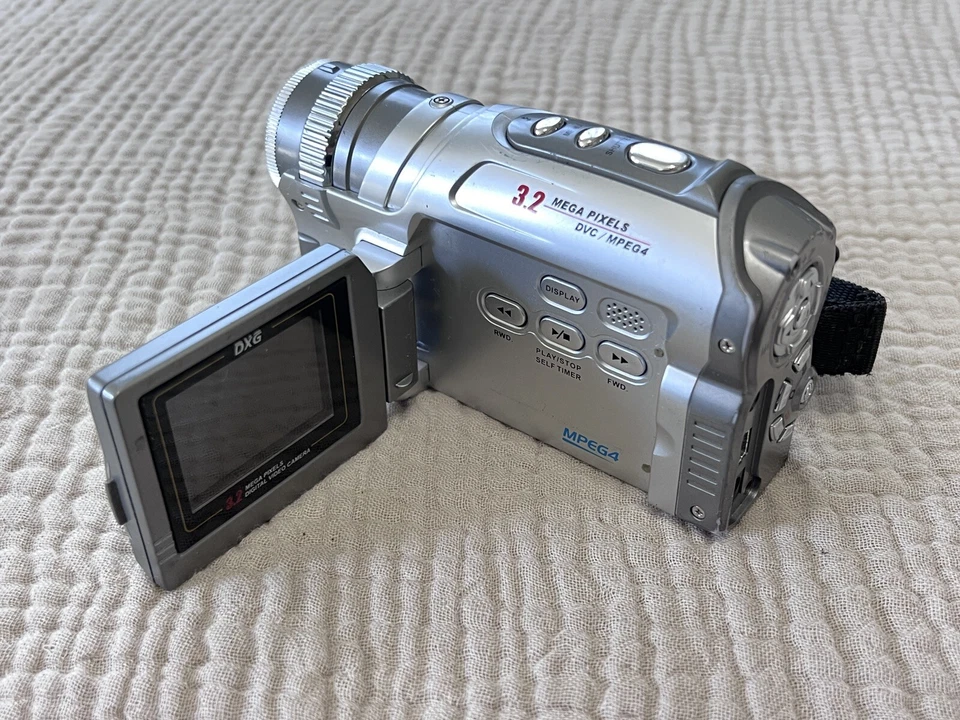 DXG-301V Camcorder 3.2 Mega Pixels DVC/MPEG4 f=5.58 mm lens W/F/2.8 - Image 1 of 4