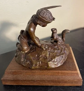 RAM Richard A Myer/Meyer Indianer Junge & Eichhörnchen Bronzeskulptur auf Holz - Bild 1 von 12