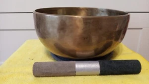 SINGING BOWL 9.2" (230 mm.) Note D# - 161 Hz, A - 463 Hz. G# - 879 Hz. 1494 gr. - Picture 1 of 11