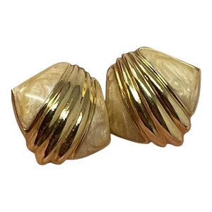 Pendientes con clip de concha remolino tono dorado esmalte crema iridiscente aspecto vintage - Imagen 1 de 12