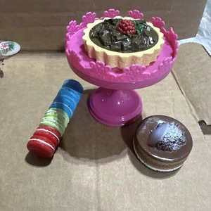 American Girl Puppe Grace French Bakery La Patisserie 2 Gebäck Makronen & Ständer - Bild 1 von 2