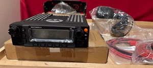 MOTOROLA XTL5000 VHF 50 WATT M20KSS9PW1AN WITH ACC'S - Afbeelding 1 van 4