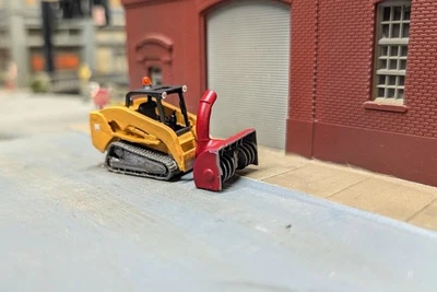 Minicargadora sobre orugas con quitanieves estuche impreso en 3D construido a medida escala 1/87 HO. Foto 1 de 4