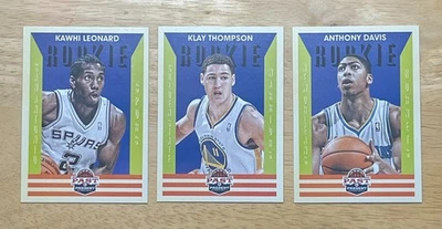 Lote de 3 cartas 2012-13 pasado y presente RC Kawhi Leonard, Klay Thompson, Anthony Davis Foto 1 de 2