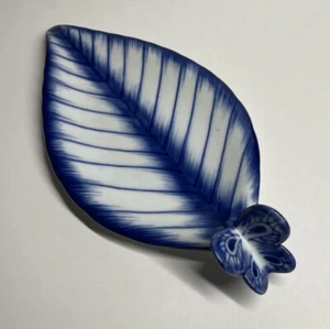 The Bombay Company Schmuck Schale Löffel Rest Schmetterling auf Blatt blau & weiß - Bild 1 von 9
