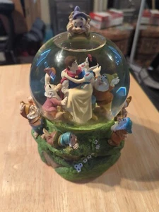 DISNEY SNOW WHITE & 7 NANI GLOBO DI NEVE *MELODIA GIOCOSA* MUSICAL - Foto 1 di 3