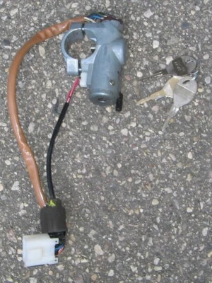 Nissan D21 1994 carrocería dura camión M/T interruptor de encendido con enchufes y llave usado 94 Foto 1 de 4